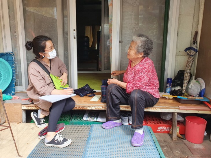 반찬 배달하며 어르신의 신체정서 건강의 안녕을 확인