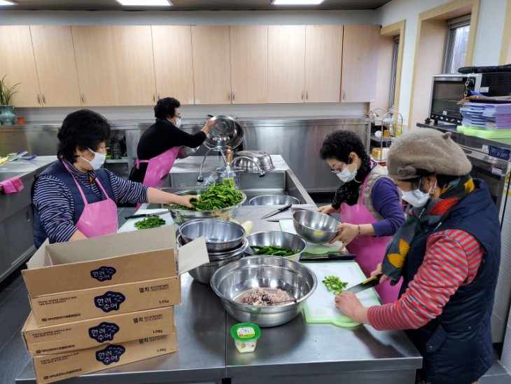 자원봉사자 및 장애인일자리 어르신, 담당자가 반찬 조리하는 사진