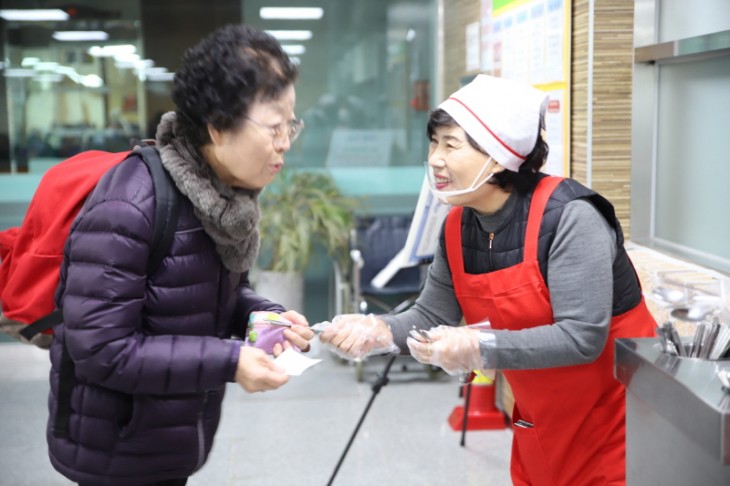 경로식당 배식봉사(무주군수 사모)